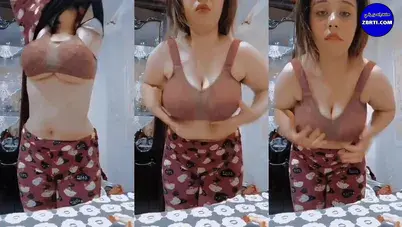 بنت أندر إيدج بتلحس وبتلعب في كس صاحبتها في حمام المدرسة كانو هيتقفشو من صوتها العالي ومش عارفين أنهم إتصورو