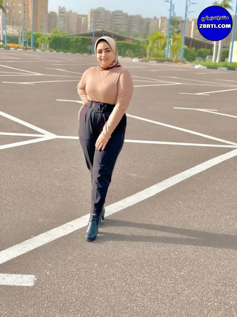 محجبه جسمها ابيض عامله نفسها محترمه وهي لبوه اشطه هيجانه فشخ تعرض بزازها وكسها الملبن وطيزها الكبيره