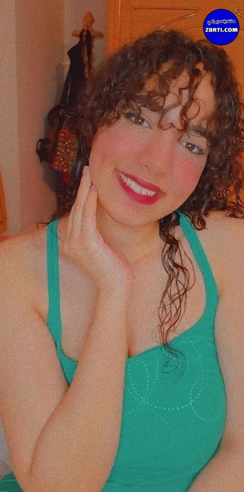 نودز شرموطة اندر ايدج لبوه هايجه زي القمر بشعر كيرلي هيجانة ع زب الدكر بتاعها وتصورله نودزات لبزازها وطيزها قدام المرايه