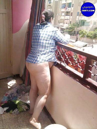 قولنا مين في محارمك زي ماما بتحب تطلع تنشر الغسيل وهي مش لابسة الكلوت وطيزها باينة للجيران عشان تمتعهم ببلاش