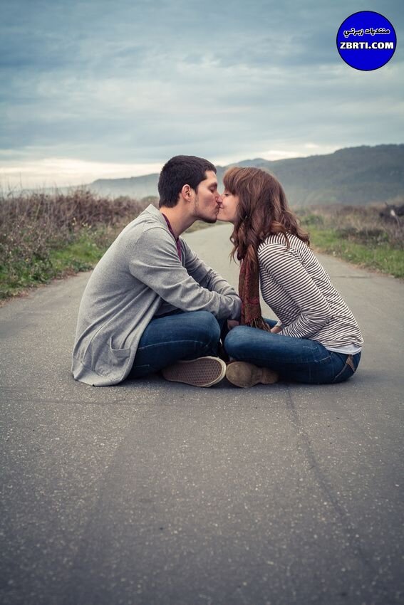 --outdoor-engagement-photos-engagement-photo-poses.jpg